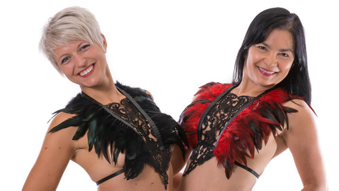 SiaLinda: Harness Zaha rot, mit Federn, Spitze und Hämatitperlen - SiaLinda.com