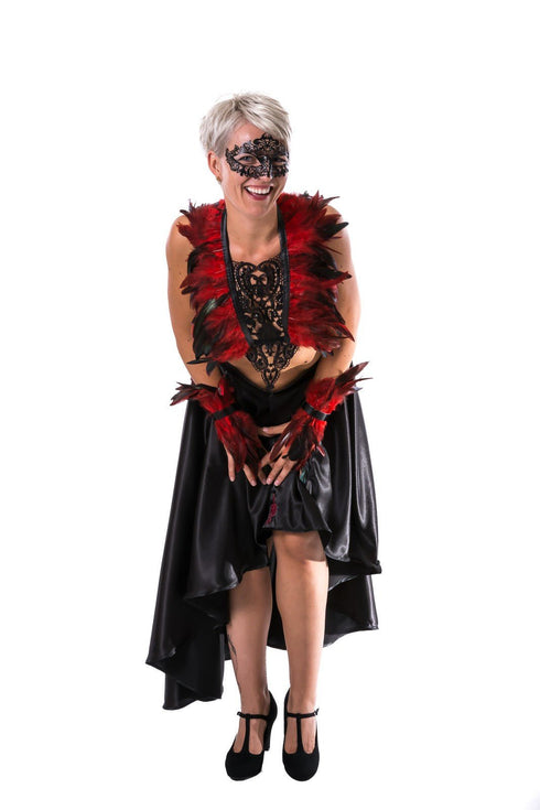 SiaLinda: Harness Zaha rot, mit Federn, Spitze und Hämatitperlen - SiaLinda.com