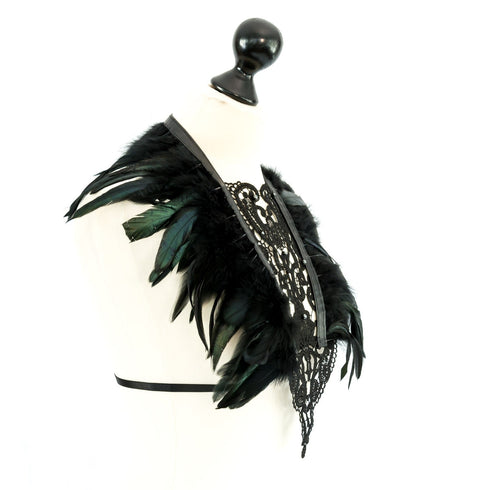 SiaLinda: Harness Zaha schwarz, mit Federn, schwarzer Spitze und Hämatitperlen - SiaLinda.com